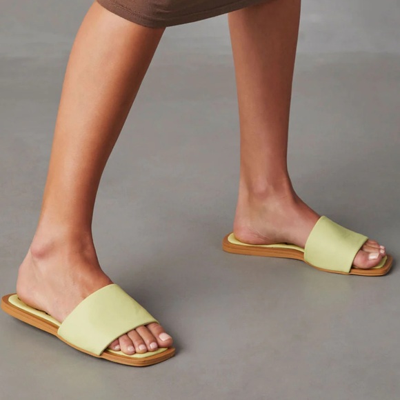 Vici collection Myles Slide Sandals new in box - Picture 2 of 6